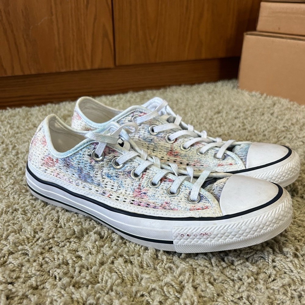 CONVERSE WOMENS SIZE 8 LOW TOP WHITE PASTAL PRINT SNEAKERS